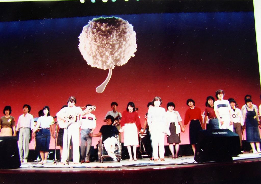 宮崎市民会館（現オルブライトホール）に吊り下げられた巨大たんぽぽの種1980年昭和55年5月から毎年の熱いシーンがボランティアの手でつづけられる。